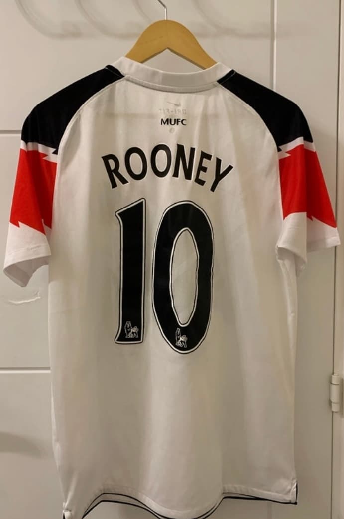 Manchester United 2010/11 - Away - Image 2